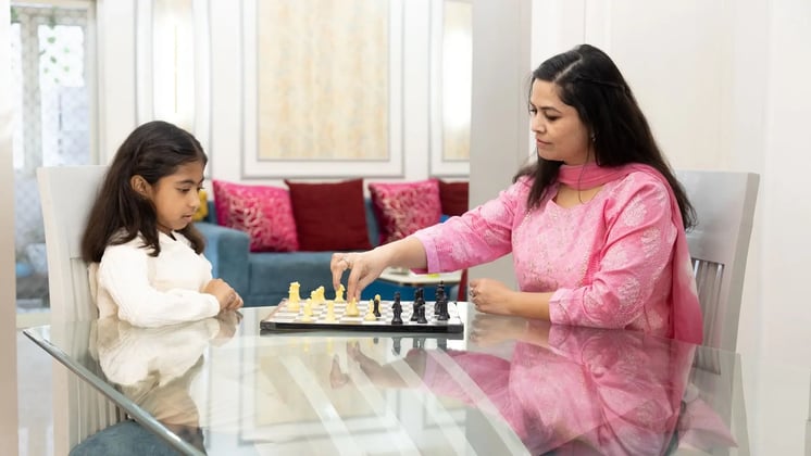 5 Fun Board and Conversation Games for Mothers and Daughters to Play at Night