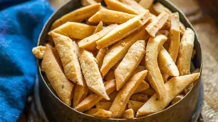 crispy namak paare in a bowl