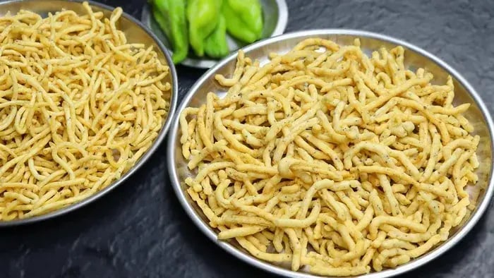 gathiya in a plate