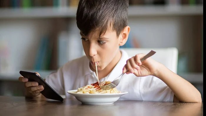 A Beginner's Guide To Incorporating Healthy Diet Foods Into Your Daily Routine - Be Mentally Present While Eating