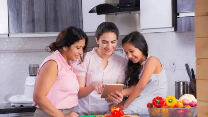 indian kids eating
