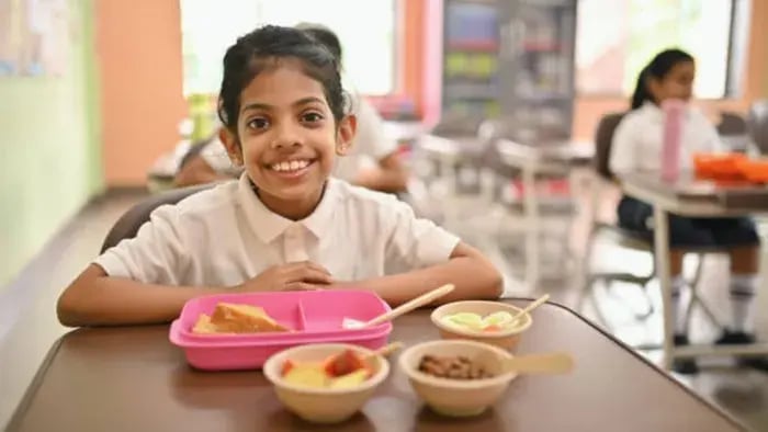 indian kids eating