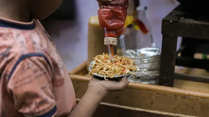 kid eating street side food
