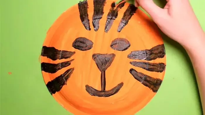 Paper plate mask with whiskers