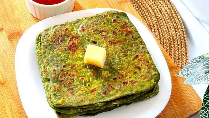 Palak paratha with butter cube