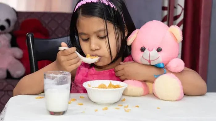 indian kids eating