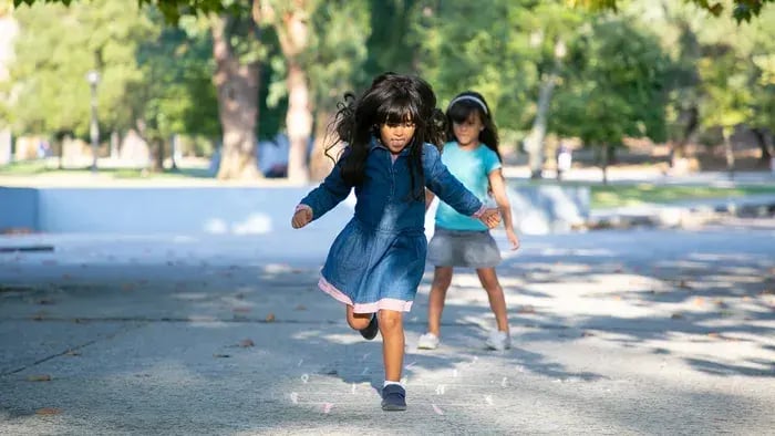 kids-play-hopscotch
