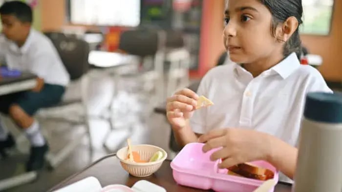 indian kids eating