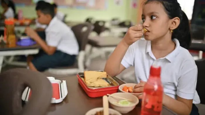 indian kids eating