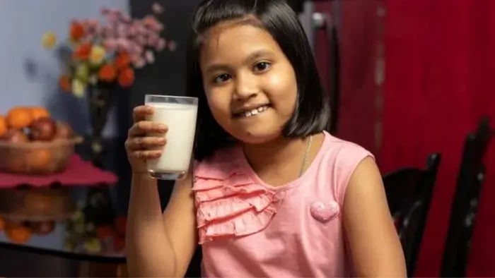 Indian kids eating food