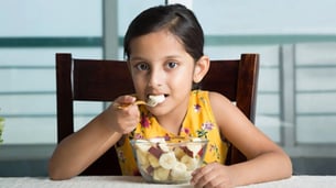 indian-kids-eating-fruits-2