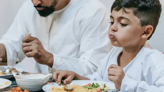Kid eating with dad