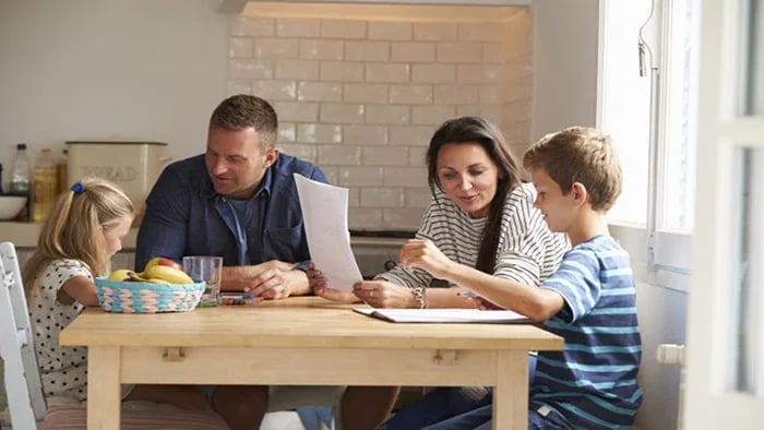 Top Parenting Tips to Raise A Healthy Kid - amily Digital Detox Time