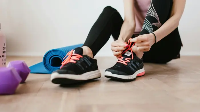 kid tying shoe laces